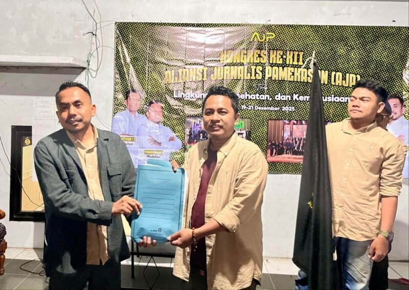 Pimpinan sidang Kongres XII, Prengki Wirananda (kanan) menyerahkan berkas hasil kongres kepada Ketua AJP terpilih M. Khairul Umam. 