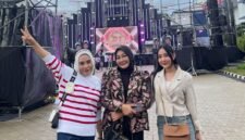 Bos Klinik Kecantikan Elysia Estetika, dr. Astrid Meya Shinta (tengah) saat berada di Studio 5 Indosiar dalam rangka mendukung Valen.