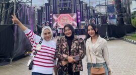 Bos Klinik Kecantikan Elysia Estetika, dr. Astrid Meya Shinta (tengah) saat berada di Studio 5 Indosiar dalam rangka mendukung Valen.