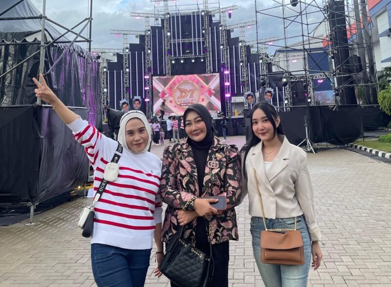 Bos Klinik Kecantikan Elysia Estetika, dr. Astrid Meya Shinta (tengah) saat berada di Studio 5 Indosiar dalam rangka mendukung Valen.