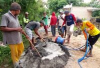 Warga Pulai Sapudi, Kabupaten Sumenep gotong royong memperbaiki jalan rusak yang tahunan tanpa perhatian. (ISTIMEWA)