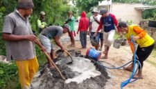 Warga Pulai Sapudi, Kabupaten Sumenep gotong royong memperbaiki jalan rusak yang tahunan tanpa perhatian. (ISTIMEWA)
