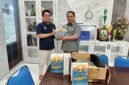 Penulis buku Merajut Mimpi Madura Provinsi, Prengki Wirananda (kiri) menyerahkan hasil karyanya kepada Wakil Ketua DPRD Pamekasan, Ismail. (ISTIMEWA)
