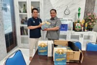 Penulis buku Merajut Mimpi Madura Provinsi, Prengki Wirananda (kiri) menyerahkan hasil karyanya kepada Wakil Ketua DPRD Pamekasan, Ismail. (ISTIMEWA)