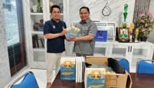 Penulis buku Merajut Mimpi Madura Provinsi, Prengki Wirananda (kiri) menyerahkan hasil karyanya kepada Wakil Ketua DPRD Pamekasan, Ismail. (ISTIMEWA)