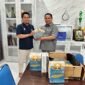 Penulis buku Merajut Mimpi Madura Provinsi, Prengki Wirananda (kiri) menyerahkan hasil karyanya kepada Wakil Ketua DPRD Pamekasan, Ismail. (ISTIMEWA)