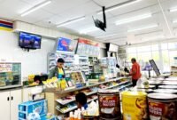 Kasir Indomaret di Jalan Pintu Gerbang, Kelurahan Bugih melayani pembeli. (LAILIYATUN NURIYAH / KLIKMADURA)