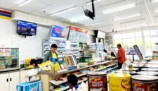 Kasir Indomaret di Jalan Pintu Gerbang, Kelurahan Bugih melayani pembeli. (LAILIYATUN NURIYAH / KLIKMADURA)