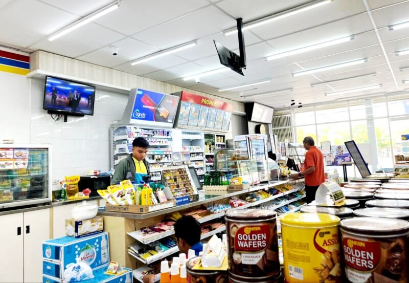 Kasir Indomaret di Jalan Pintu Gerbang, Kelurahan Bugih melayani pembeli. (LAILIYATUN NURIYAH / KLIKMADURA)