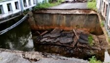 Kondisi jembatan di Pulau Gili Genting yang ambruk sejak 8 Desember lalu. (ISTIMEWA)
