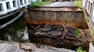 Kondisi jembatan di Pulau Gili Genting yang ambruk sejak 8 Desember lalu. (ISTIMEWA)