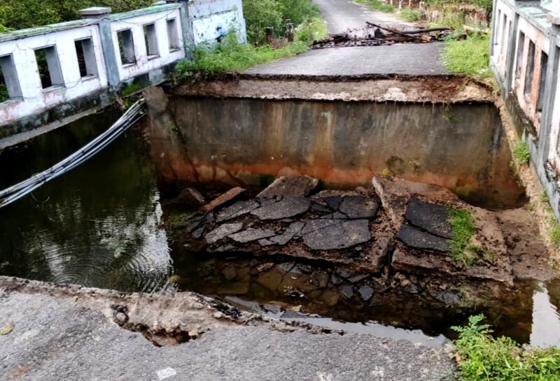 Kondisi jembatan di Pulau Gili Genting yang ambruk sejak 8 Desember lalu. (ISTIMEWA)
