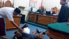 Rekonstruksi kasus dugaan pengeroyokan ODGJ di PN Sumenep. (ISTIMEWA)