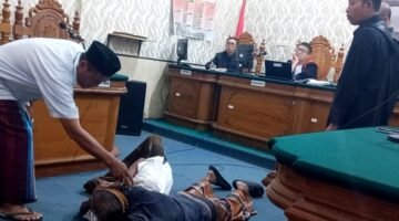 Rekonstruksi kasus dugaan pengeroyokan ODGJ di PN Sumenep. (ISTIMEWA)