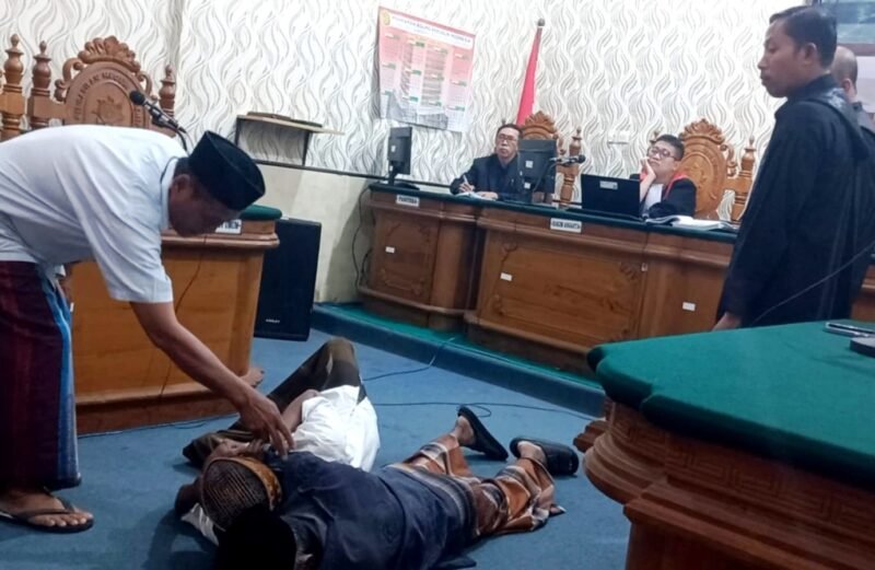 Rekonstruksi kasus dugaan pengeroyokan ODGJ di PN Sumenep. (ISTIMEWA)
