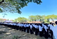 PPPK paruh waktu Kabupaten Pamekasan saat dilantik di Lapangan Nagara Bhakti Mandhapa Agung Ronggosukowati. (LAILIYATUN NURIYAH/KLIK MADURA)