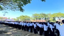 PPPK paruh waktu Kabupaten Pamekasan saat dilantik di Lapangan Nagara Bhakti Mandhapa Agung Ronggosukowati. (LAILIYATUN NURIYAH/KLIK MADURA)