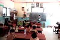 Guru SDN Blumbungan 2 Pamekasan sedang mengajar di kelas (DOK. KLIK MADURA).