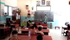 Guru SDN Blumbungan 2 Pamekasan sedang mengajar di kelas (DOK. KLIK MADURA).