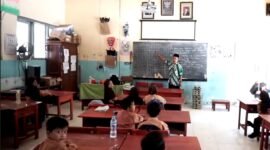 Guru SDN Blumbungan 2 Pamekasan sedang mengajar di kelas (DOK. KLIK MADURA).