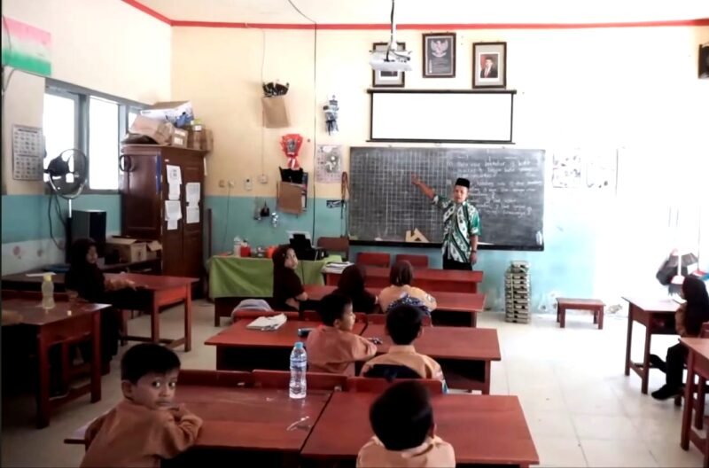 Guru SDN Blumbungan 2 Pamekasan sedang mengajar di kelas (DOK. KLIK MADURA).