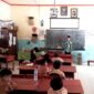Guru SDN Blumbungan 2 Pamekasan sedang mengajar di kelas (DOK. KLIK MADURA).