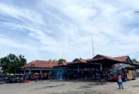 Warga berada di halaman Terminal Ronggosukowati Pamekasan. (IMDAD FAIHA ILA SABILA / KLIKMADURA)