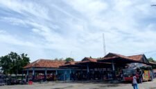 Warga berada di halaman Terminal Ronggosukowati Pamekasan. (IMDAD FAIHA ILA SABILA / KLIKMADURA)