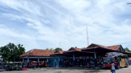 Warga berada di halaman Terminal Ronggosukowati Pamekasan. (IMDAD FAIHA ILA SABILA / KLIKMADURA)