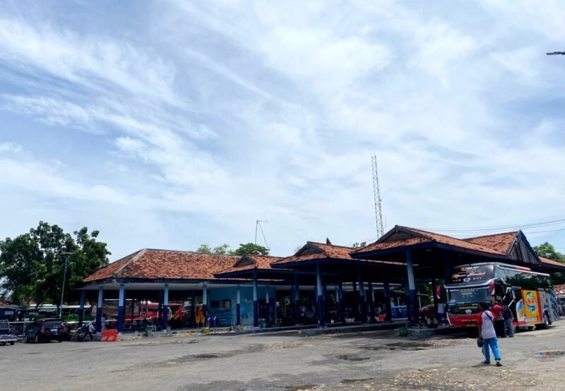 Warga berada di halaman Terminal Ronggosukowati Pamekasan. (IMDAD FAIHA ILA SABILA / KLIKMADURA)