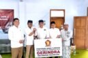 Ketua DPD Gerindra Pamekasan, Kusriyanto (pakai kacamata) menyerahkan plakat kepada Syaiful Yadi usai pelantikan. (KLIKMADURA)