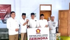 Ketua DPD Gerindra Pamekasan, Kusriyanto (pakai kacamata) menyerahkan plakat kepada Syaiful Yadi usai pelantikan. (KLIKMADURA)