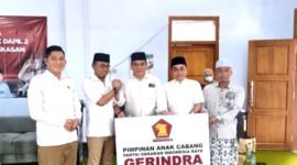 Ketua DPD Gerindra Pamekasan, Kusriyanto (pakai kacamata) menyerahkan plakat kepada Syaiful Yadi usai pelantikan. (KLIKMADURA)
