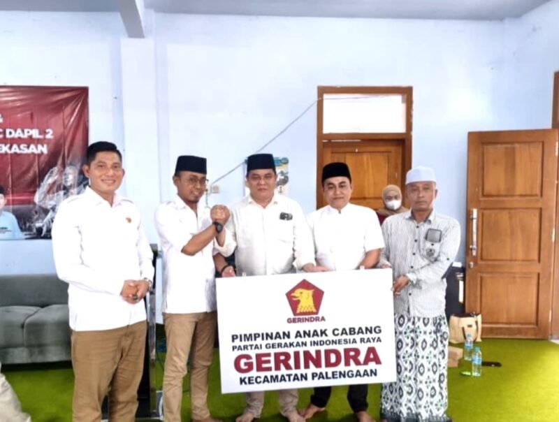 Ketua DPD Gerindra Pamekasan, Kusriyanto (pakai kacamata) menyerahkan plakat kepada Syaiful Yadi usai pelantikan. (KLIKMADURA)