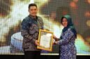 Kepala Bidang Produksi Dinas Ketahanan Pangan dan Pertanian (DKPP) Pamekasan, Andi Ali Syahbana saat menerima penghargaan. (DOK. KLIKMADURA)