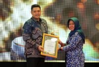 Kepala Bidang Produksi Dinas Ketahanan Pangan dan Pertanian (DKPP) Pamekasan, Andi Ali Syahbana saat menerima penghargaan. (DOK. KLIKMADURA)