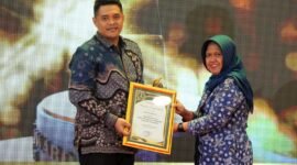 Kepala Bidang Produksi Dinas Ketahanan Pangan dan Pertanian (DKPP) Pamekasan, Andi Ali Syahbana saat menerima penghargaan. (DOK. KLIKMADURA)