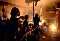 Petugas pemadam kebakaran mencoba menjinakkan api yang melalap kafe di Kelurahan Jungcangcang, Kabupaten Pamekasan (SATPOL PP DAN DAMKAR FOR KLIK MADURA).