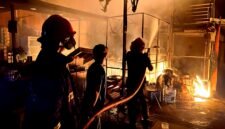 Petugas pemadam kebakaran mencoba menjinakkan api yang melalap kafe di Kelurahan Jungcangcang, Kabupaten Pamekasan (SATPOL PP DAN DAMKAR FOR KLIK MADURA).