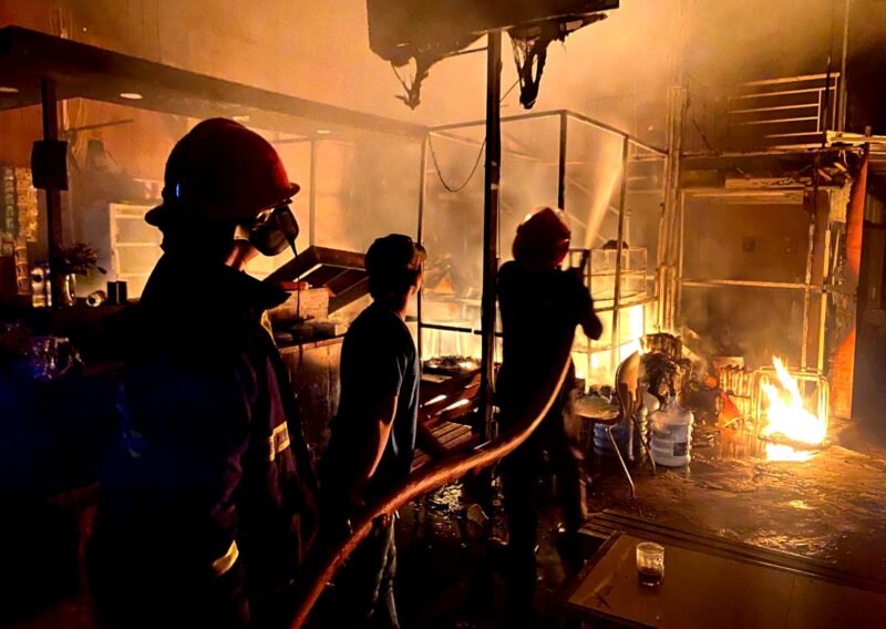 Petugas pemadam kebakaran mencoba menjinakkan api yang melalap kafe di Kelurahan Jungcangcang, Kabupaten Pamekasan (SATPOL PP DAN DAMKAR FOR KLIK MADURA).