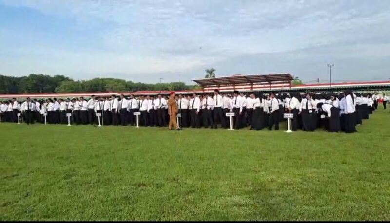 Ribuan tenaga honorer bersiap menerima petikan SK pengangkatan sebagai PPPK Paruh Waktu di GOR A. Yani Sumenep. (DOK. KLIKMADURA)