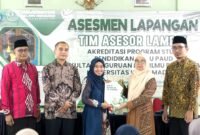 Tim dari Lembaga Akreditasi Mandiri Kependidikan (LAMDIK) menerima cinderamata dari perwakilan UIM usai asesmen lapangan. (ISTIMEWA) 