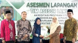 Tim dari Lembaga Akreditasi Mandiri Kependidikan (LAMDIK) menerima cinderamata dari perwakilan UIM usai asesmen lapangan. (ISTIMEWA) 