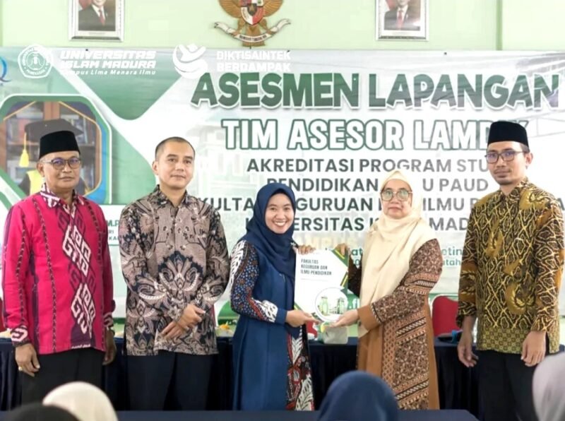 Tim dari Lembaga Akreditasi Mandiri Kependidikan (LAMDIK) menerima cinderamata dari perwakilan UIM usai asesmen lapangan. (ISTIMEWA) 