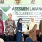 Tim dari Lembaga Akreditasi Mandiri Kependidikan (LAMDIK) menerima cinderamata dari perwakilan UIM usai asesmen lapangan. (ISTIMEWA) 