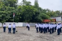 Siswa-siswi SRMP 29 Pamekasan tampak antusias saat mengikuti upacara bendera. (ISTIMEWA)