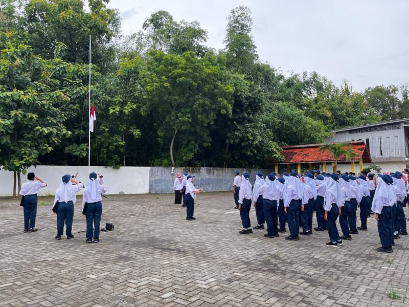 Siswa-siswi SRMP 29 Pamekasan tampak antusias saat mengikuti upacara bendera. (ISTIMEWA)
