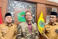 Prof. Mahfud MD didampingi Bupati Pamekasan Dr. KH. Kholilurrahman dan Wabup H. Sukriyanto usai orasi kebangsaan di Mandhapa Agung Ronggosukowati. (MOH. IQBALUL KHAVEI MZ / KLIKMADURA)