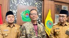 Prof. Mahfud MD didampingi Bupati Pamekasan Dr. KH. Kholilurrahman dan Wabup H. Sukriyanto usai orasi kebangsaan di Mandhapa Agung Ronggosukowati. (MOH. IQBALUL KHAVEI MZ / KLIKMADURA)
