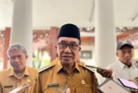 Bupati Pamekasan, Dr. KH. Kholilurrahman saat diwawancara sejumlah awak media. (MOH. IQBALUL KHAVEI MZ / KLIKMADURA)
